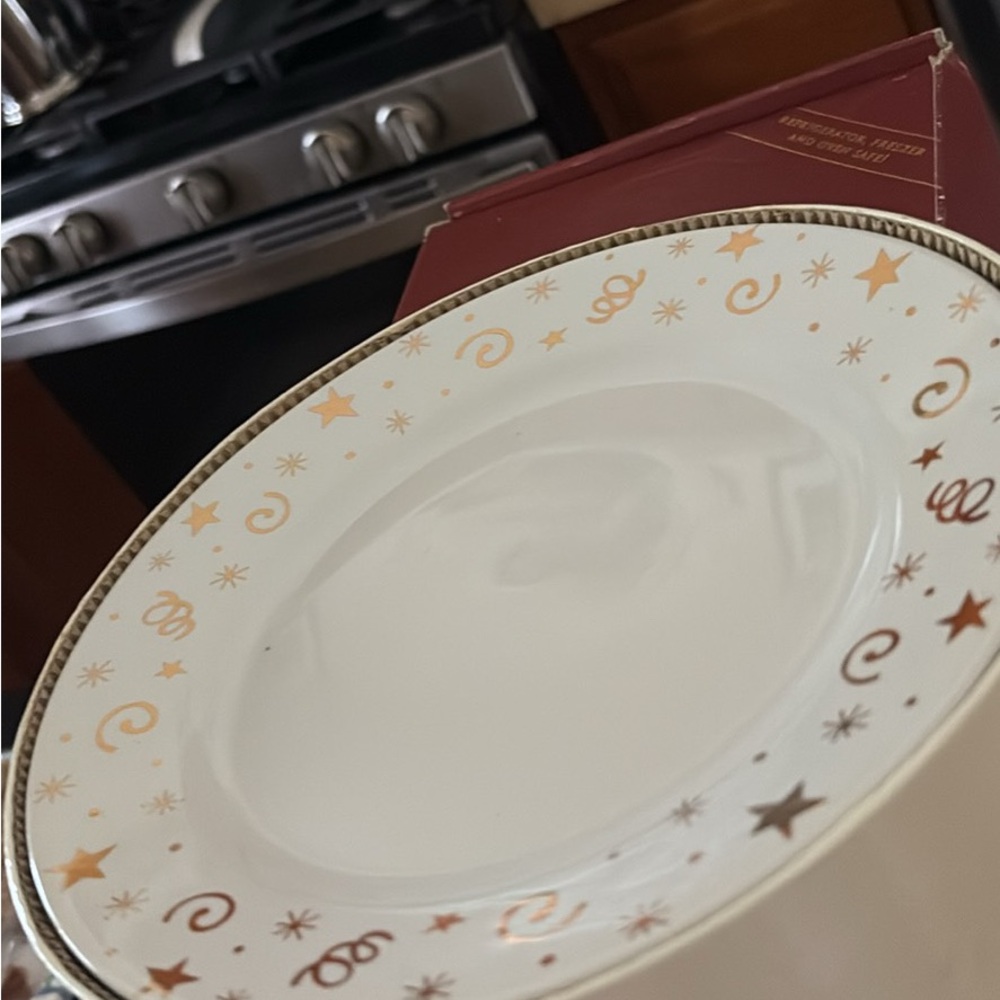 The Pampered Chef White and Gold Dinnerware Plate